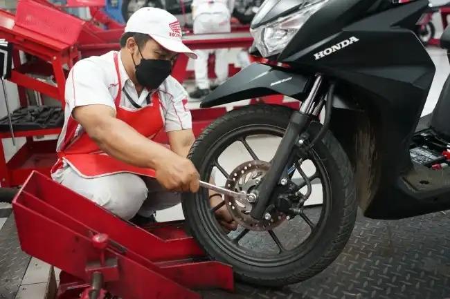 Cuaca Tak Menentu? Astra Motor Natar Ajak Pengendara Rawat Motor Secara Berkala Agar Tetap Aman di Jalan